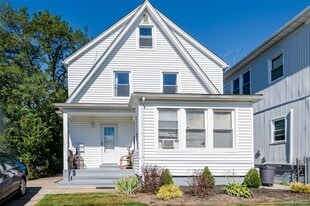 162 W Windsor Pkwy in Oceanside, NY - Building Photo