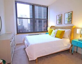 98 Christopher Columbus Dr in Jersey City, NJ - Building Photo - Building Photo