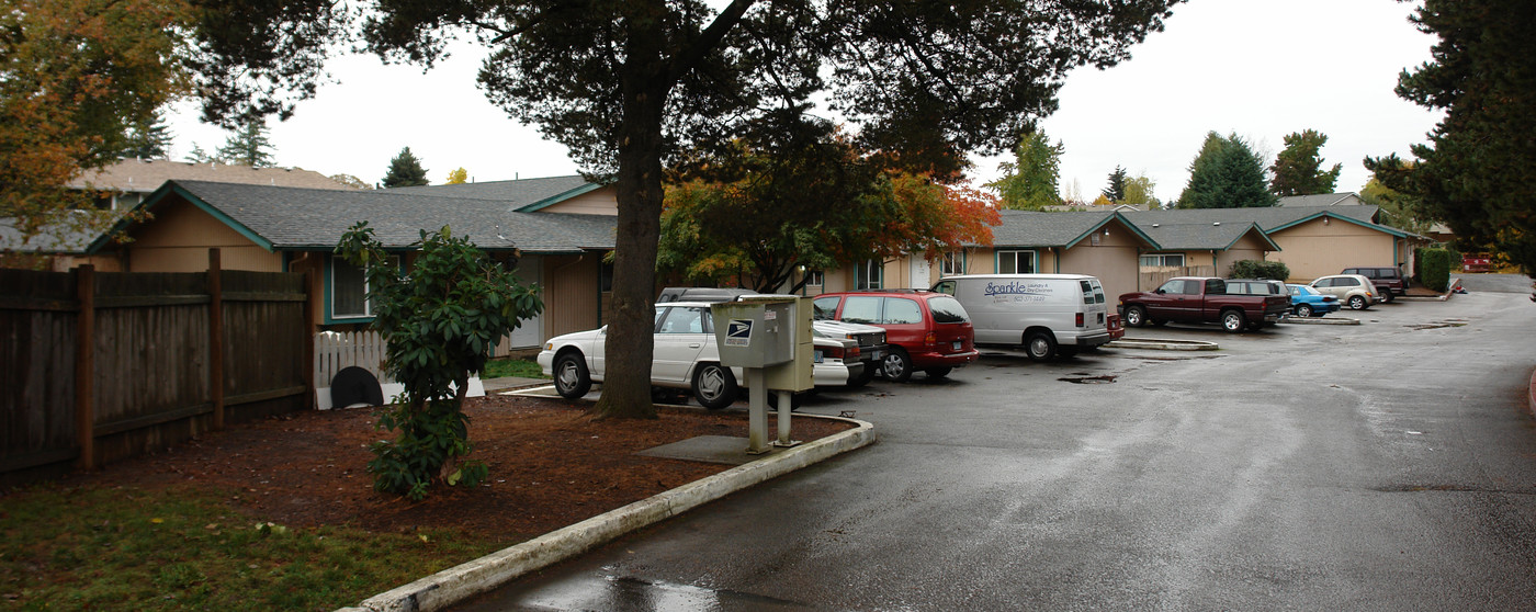 Skyline Village in Salem, OR - Building Photo