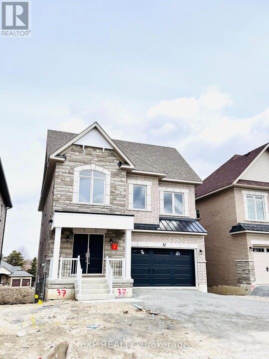 32 Mapleton St in Richmond Hill, ON - Building Photo