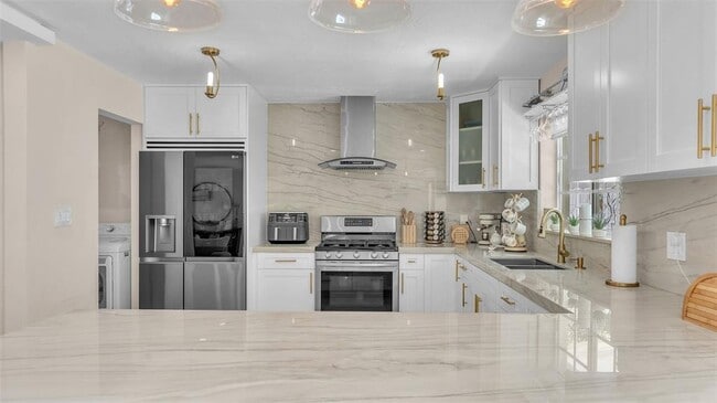 8425 Southampton Dr in Miramar, FL - Building Photo - Building Photo