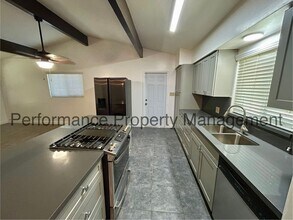 417 Poplar Ave in Bakersfield, CA - Building Photo - Building Photo