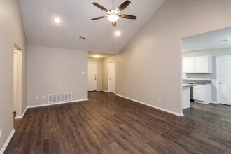 900 Vicksburg Ln in Burleson, TX - Foto de edificio - Building Photo