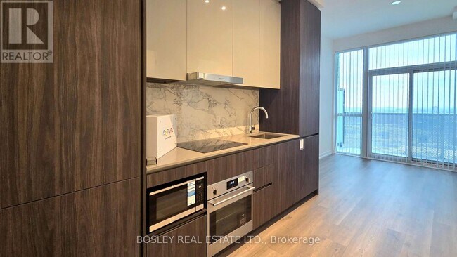 8 Interchange Wy in Vaughan, ON - Building Photo - Building Photo