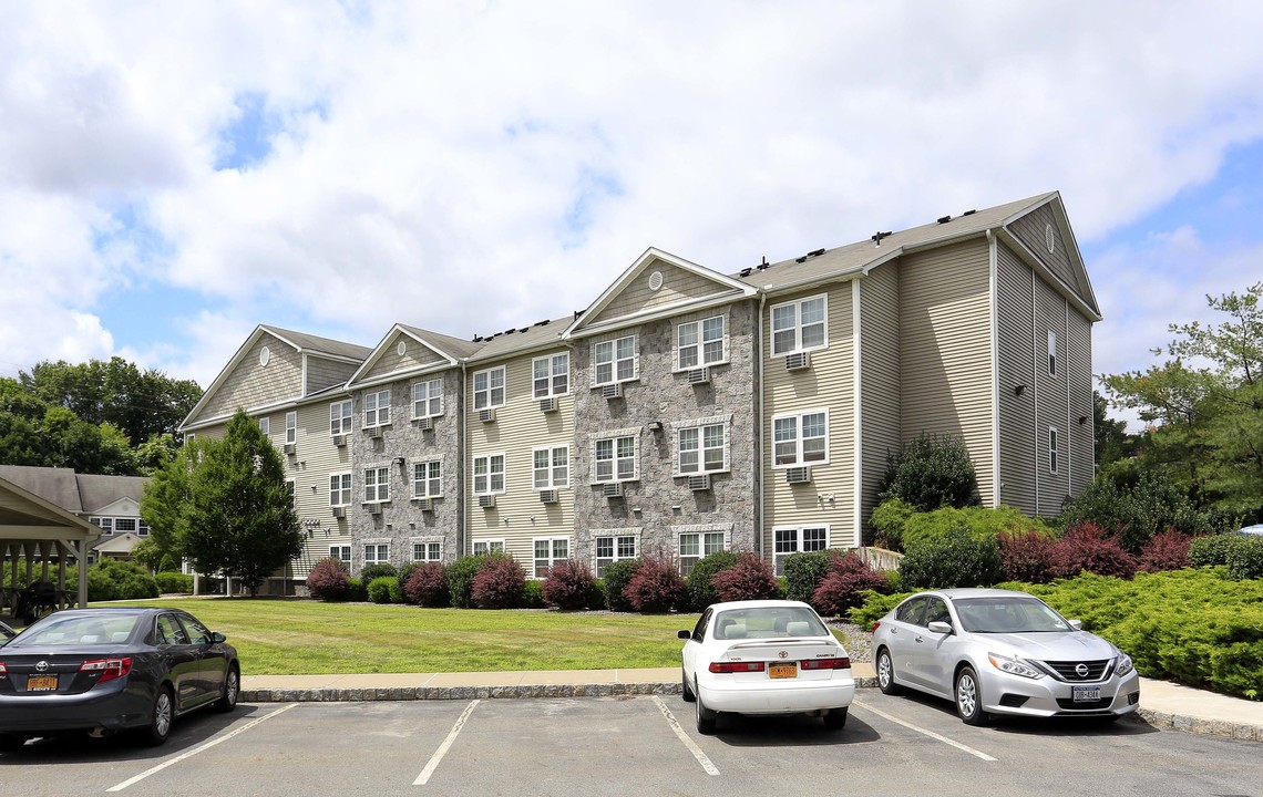 Water's Edge 55+ Senior Community in Port Jervis, NY - Foto de edificio