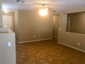 2425 E Hazeltine Way in Chandler, AZ - Foto de edificio - Building Photo