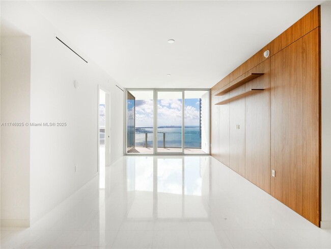 300 Biscayne Blvd in Miami, FL - Building Photo - Building Photo