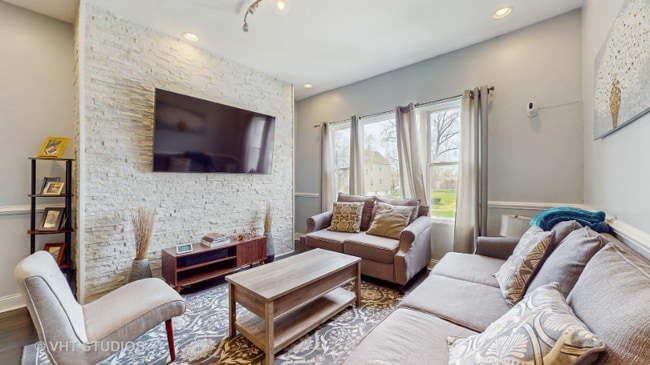 8211 S Cornell Ave in Chicago, IL - Foto de edificio - Building Photo