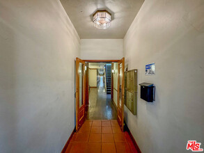 340 N Oakhurst Dr in Beverly Hills, CA - Building Photo - Building Photo