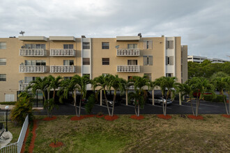 Woodcreek Condominium in North Miami, FL - Building Photo - Building Photo