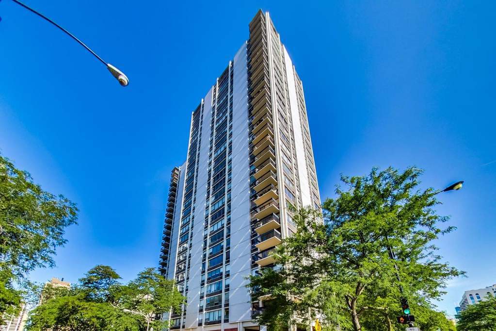 1360 N Sandburg Ter, Unit 1608 in Chicago, IL - Building Photo
