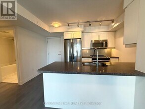 525 Adelaide St W in Toronto, ON - Building Photo - Building Photo