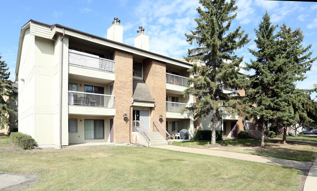 Hermitage Village Apartments in Edmonton, AB - Building Photo - Building Photo