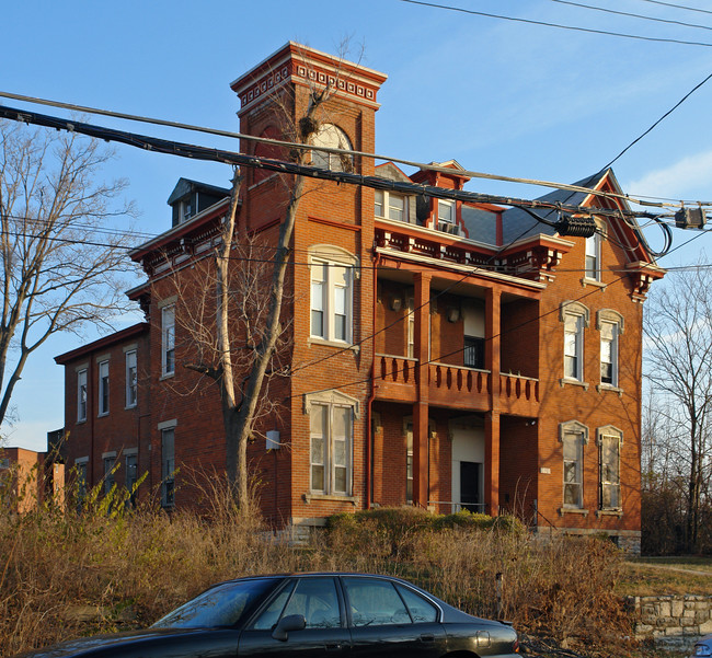 608 Crown St in Cincinnati, OH - Foto de edificio - Building Photo