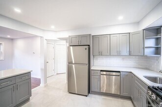 44 Stewart Ave in Stewart Manor, NY - Building Photo - Building Photo