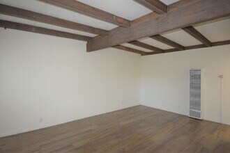 6125 Whitsett Ave in Los Angeles, CA - Building Photo - Building Photo