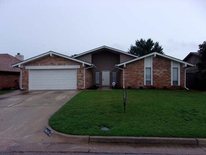10404 Evergreen Ct in Oklahoma City, OK - Building Photo