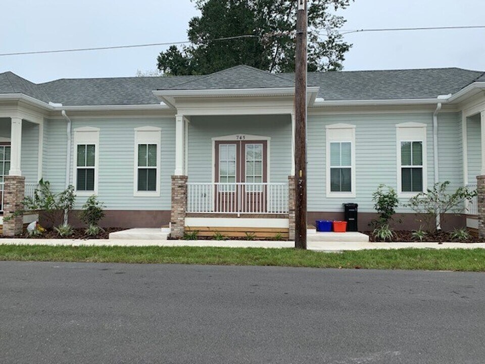 745 NW 9th St in Gainesville, FL - Building Photo