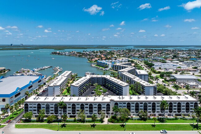 Anglers Cove Condominium Association in Marco Island, FL - Foto de edificio - Building Photo