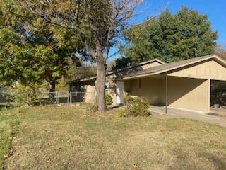 621 Arbor Ln in Lancaster, TX - Foto de edificio