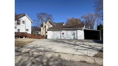 303 E Main St, Unit Upper in Cambridge, WI - Building Photo - Building Photo