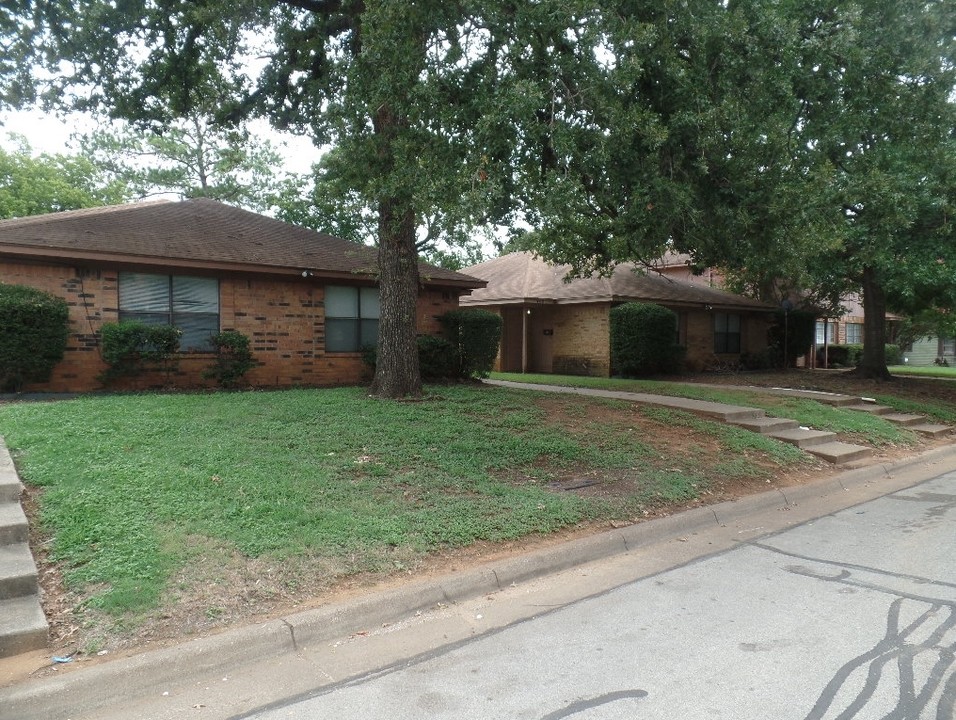 221 Arnold Ave in Arlington, TX - Building Photo