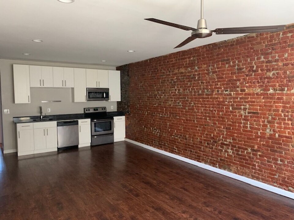 2419 Frankford Ave in Philadelphia, PA - Building Photo