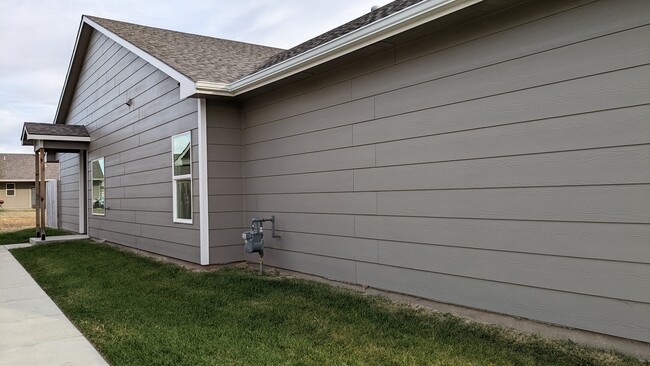 8070 E 34th Ct S in Wichita, KS - Foto de edificio - Building Photo