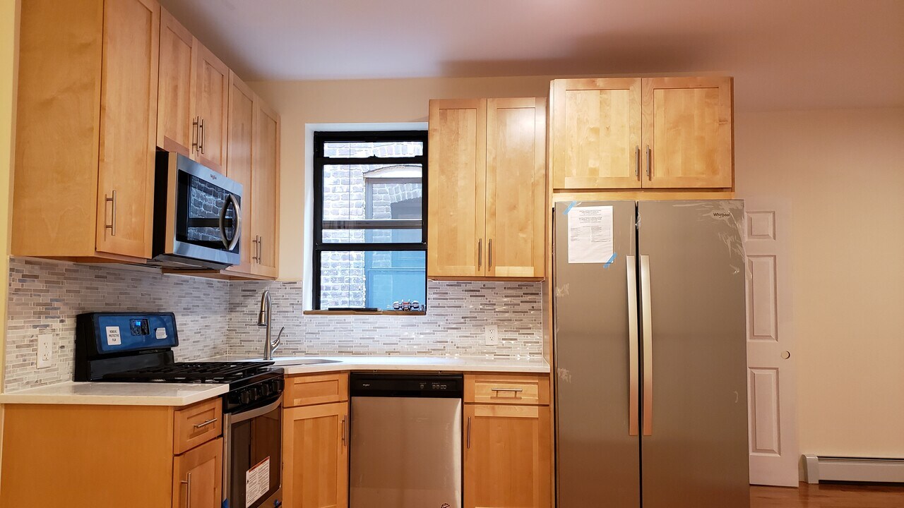 725 New Jersey Ave, Unit main floor in Brooklyn, NY - Foto de edificio