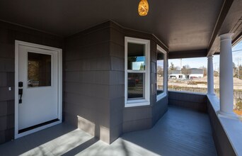 5027 SE 70th Ave in Portland, OR - Building Photo - Building Photo