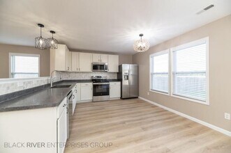 1216 Gardner Pond Ln in Vicksburg, MI - Foto de edificio - Building Photo