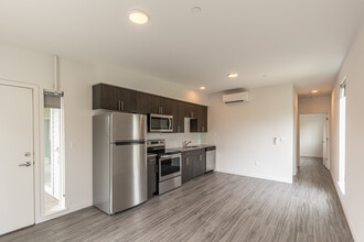 Savona Apartments in Portland, OR - Building Photo - Interior Photo