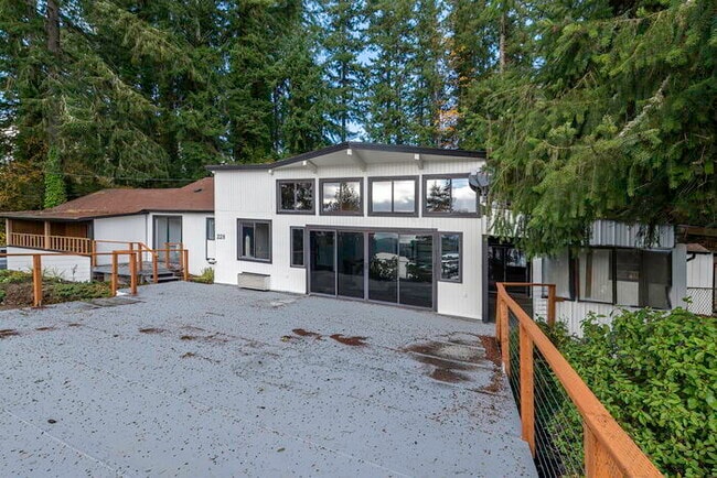 228 Lakeview Dr in Silverlake, WA - Building Photo - Building Photo