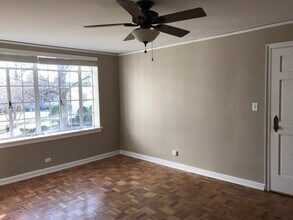 1700 N Elm St, Unit O4 in Greensboro, NC - Foto de edificio - Building Photo