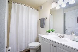 Amber Ridge Apartments ~ Boutique Cottage Style Living Meets Hassle Free Leasing in Richmond, VA - Foto de edificio - Interior Photo