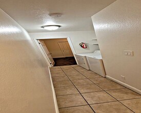 8290 MacArthur Blvd, Unit C in Oakland, CA - Foto de edificio - Building Photo