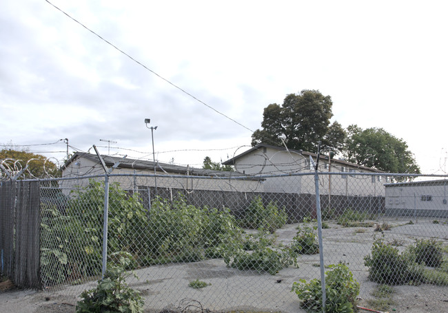 2056 Glen Way in East Palo Alto, CA - Foto de edificio - Building Photo