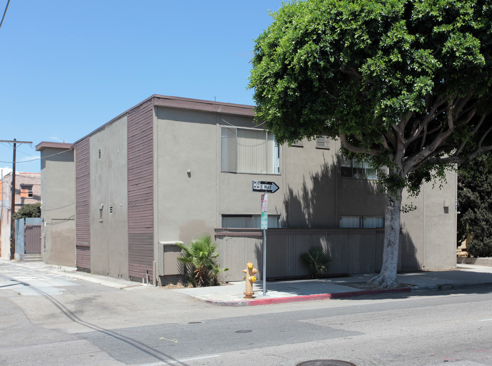 341 E 6th St in Long Beach, CA - Foto de edificio