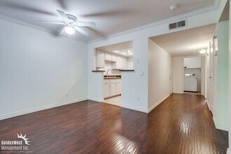 12027 Alta Carmel Ct in San Diego, CA - Foto de edificio - Building Photo