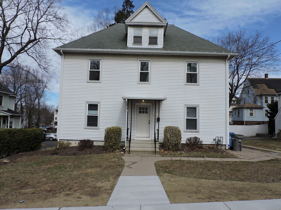 21 Garden St in Manchester, CT - Building Photo