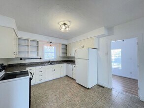 2206 W Nickerson Blvd in Hutchinson, KS - Building Photo - Building Photo