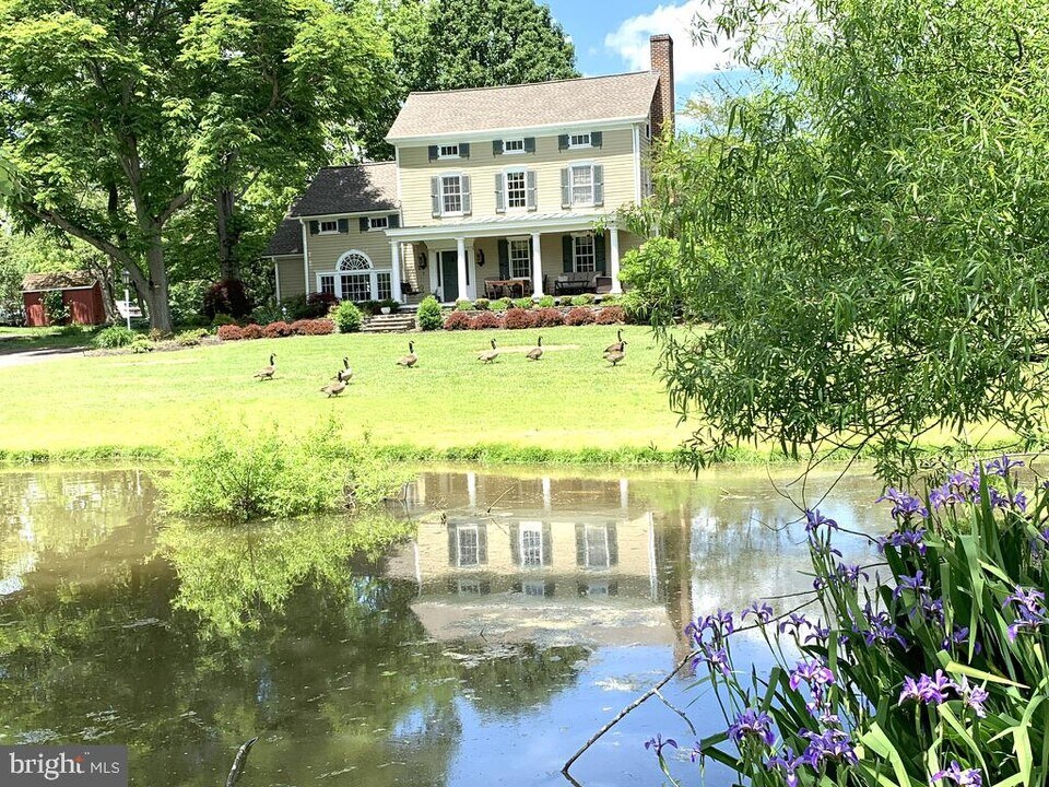 232 Wrights Rd in Newtown, PA - Building Photo