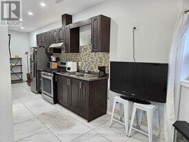 141 Coxwell Ave in Toronto, ON - Building Photo