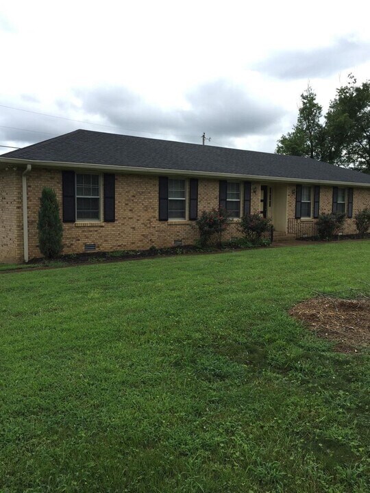 1446 Alhambra Dr in Lebanon, TN - Building Photo