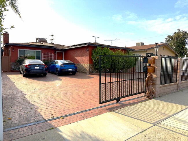 7355 Cleon Ave, Unit Cleon Ave in Sun Valley, CA - Foto de edificio - Building Photo