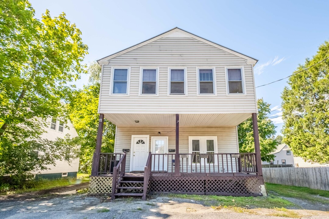 68 North St in Waterville, ME - Foto de edificio