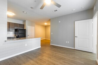 Ridge At Lancaster in Dallas, TX - Building Photo - Interior Photo