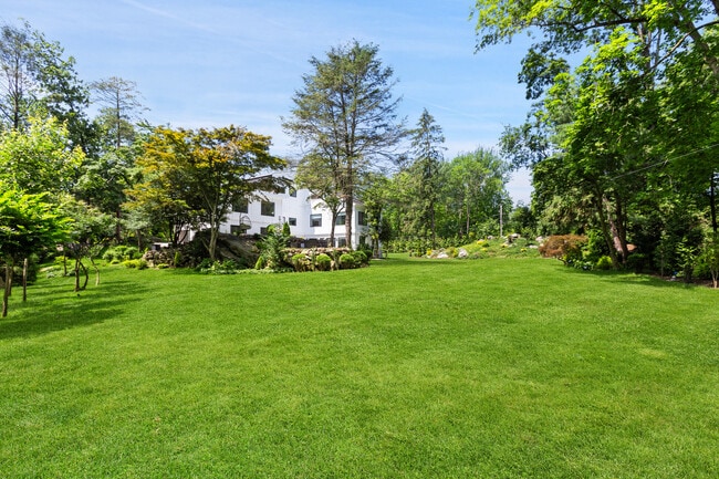 7 Hillside Rd in Greenwich, CT - Building Photo - Building Photo