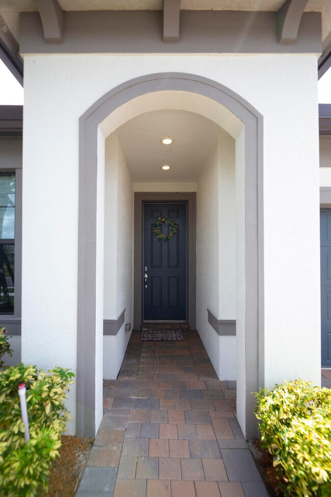 833 SE Courances Dr in Port St. Lucie, FL - Building Photo - Building Photo