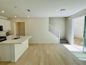 27057 Trail View Ln. in Valencia, CA - Foto de edificio - Building Photo